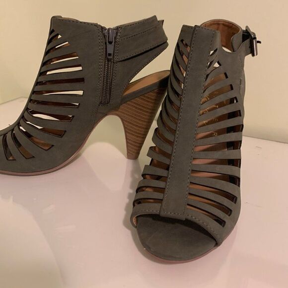 Streetwear Society faux suede gladiator inspired multi strap shoe, NWOT, sz 8 - Picture 2 of 16
